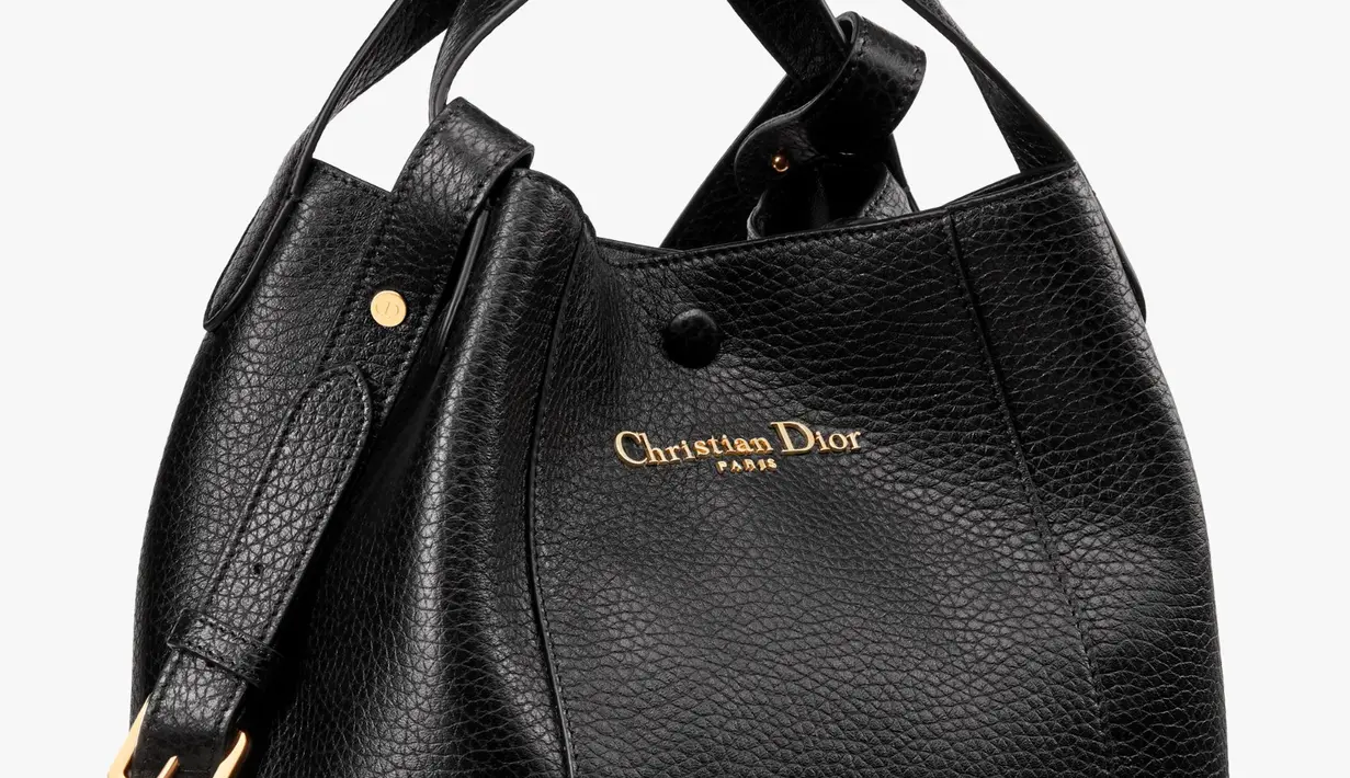 Menjadi pernyataan gaya sekaligus teman setia, model unik ini cocok untuk berbagai keinginan, menyempurnakan setiap momen dalam kehidupan sehari-hari. [Dok/Dior].