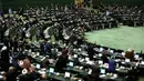 Anggota parlemen Iran mengangkat tangan saat voting RUU yang menetapkan pasukan militer Amerika Serikat sebagai teroris, Teheran, Selasa (7/1/2020). Mosi tersebut telah ditandatangani oleh anggota dewan pimpinan parlemen dan Komisi Integrasi Anggaran. (AP Photo/Vahid Salemi)