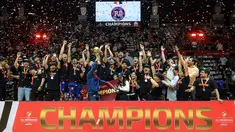 Pemain, pelatih, dan ofisial Pelita Jaya merayakan kemenangan timnya dalam gim ketiga final IBL All Indonesia 2024 yang berlangsung di Hall Basket, Senayan, Jakarta, Sabtu (06/10/2024). Pelita Jaya menang atas Satria Muda dengan skor 75-70. (Bola.com/Bagaskara Lazuardi)