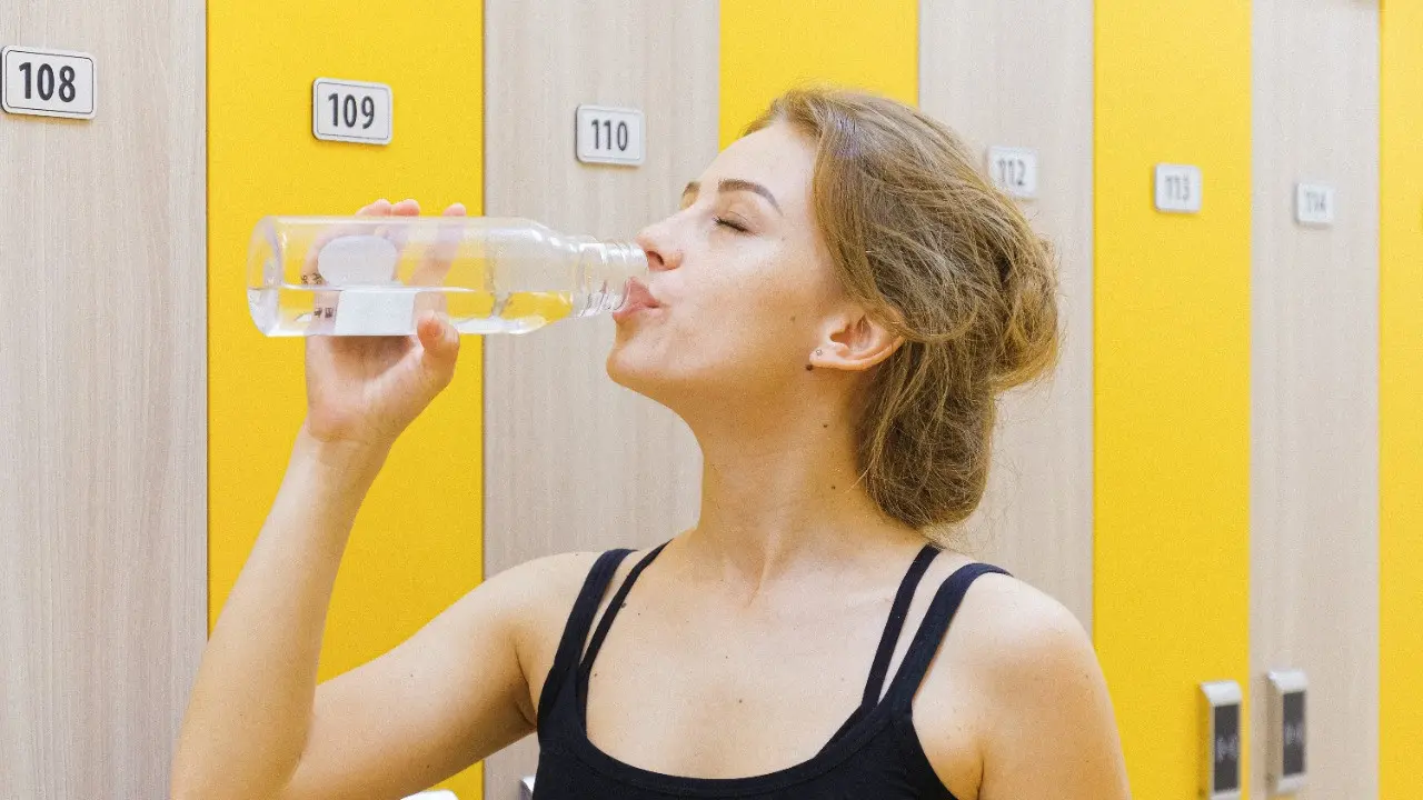 Beberapa tips aman dan sehat ketika minum air kemasan/dok. (AMDK)