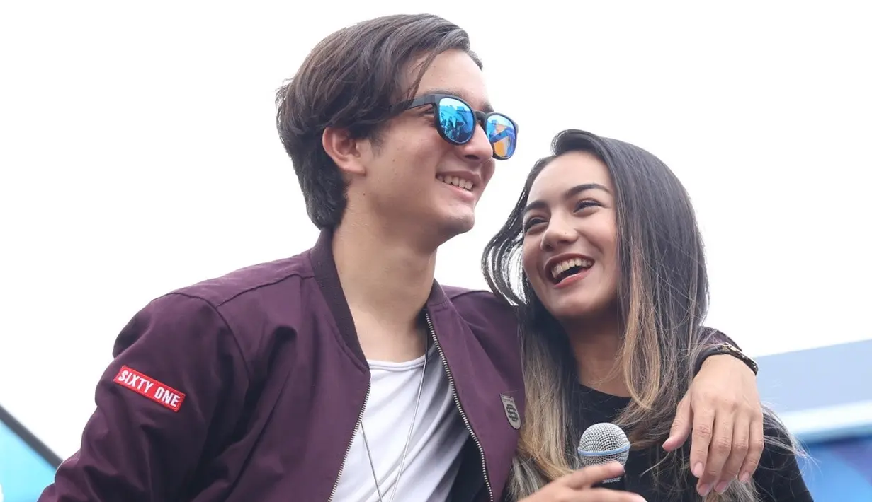 "Tadi ada adu akting dan lainnya. Ada adegan seperti itu. Lalu adu akting ama penggemar. Paling suka adu akting. Seru juga. Dia sangat kelihatan happy," ujar Ersya Aurelia. (Nurwahyunan/Bintang.com)