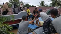 Aparat TNI Angkatan Laut melakukan evakuasi warga korban banjir di Kota Bengkulu menggunakan perahu karet (Liputan6.com/Yuliardi Hardjo)