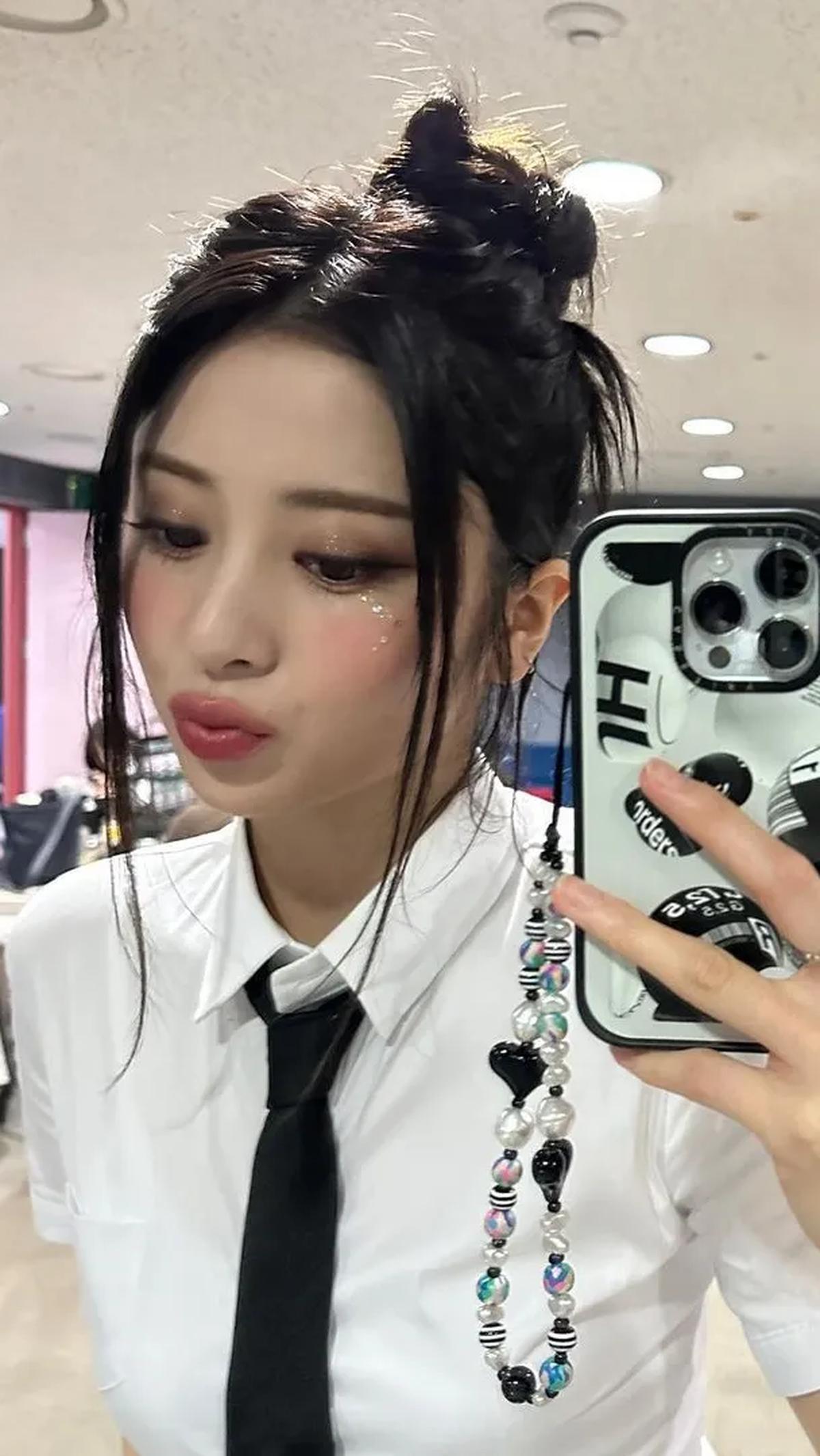 1. Kunciran Kepang Santai ala LE SSERAFIM’s Huh Yunjin