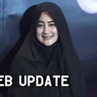 Umi Pipik berperan sebagai istri dari Agus Kuncoro dalam film ‘Surga Menanti’.