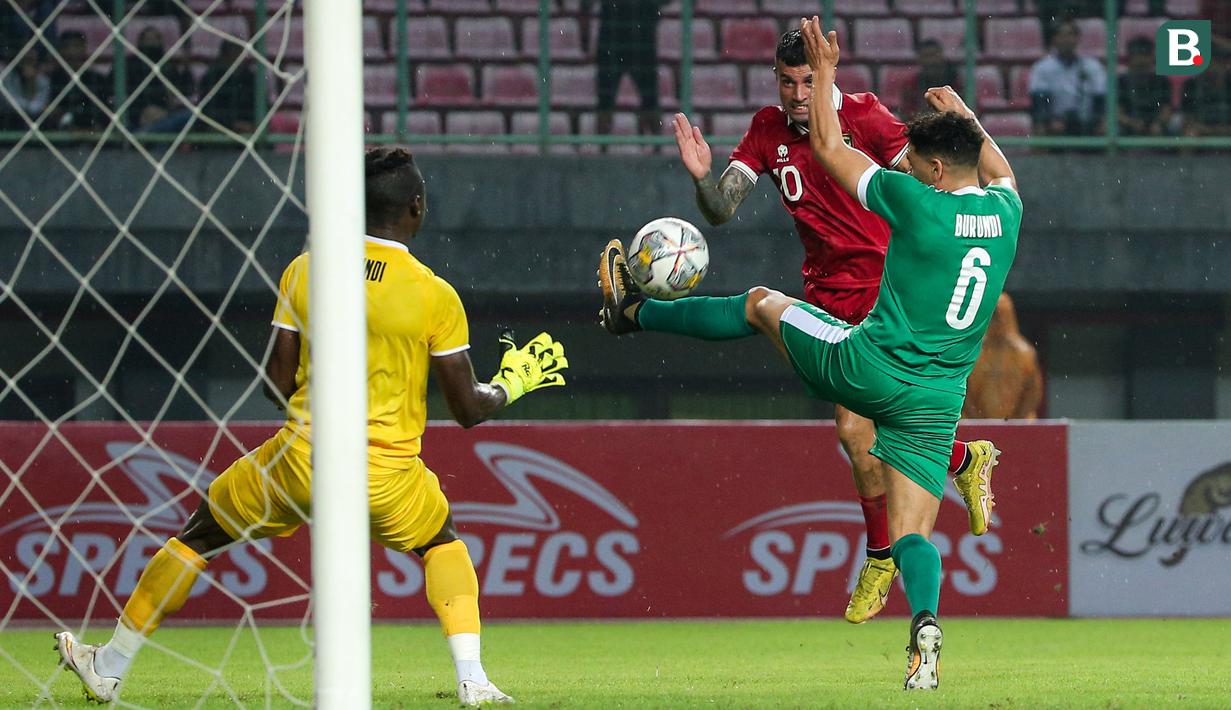 <p>Pemain timnas Indonesia,&nbsp;Stafano Jantje Lilipaly (tengah),&nbsp;berusaha menjebol gawang Burundi yang dijaga oleh Mutumbora Fabien dalam pertandingan uji coba FIFA Matchday&nbsp;yang berlangsung di stadion Patriot Candrabhaga, Bekasi, Sabtu (25/3/2023). (Bola.com/Bagaskara Lazuardi)</p>