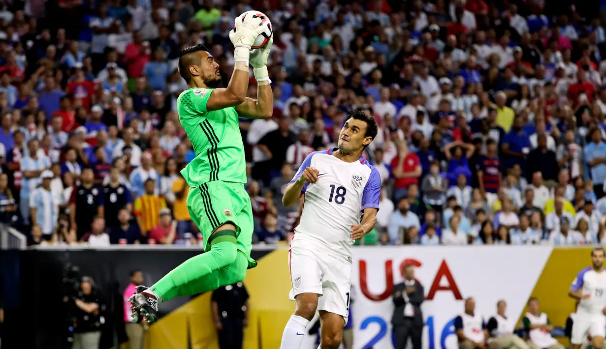 Kiper Argentina,Sergio Romero (kiri) menangkap bola dari serangan penyerang Amerika Serikat Chris Wondolowski pada pertandingan semifinal Copa America Centenario 2016 melawan Amerika Serikat di Stadion NRG, (21/6). (Kevin Jairaj-USA TODAY Sports)