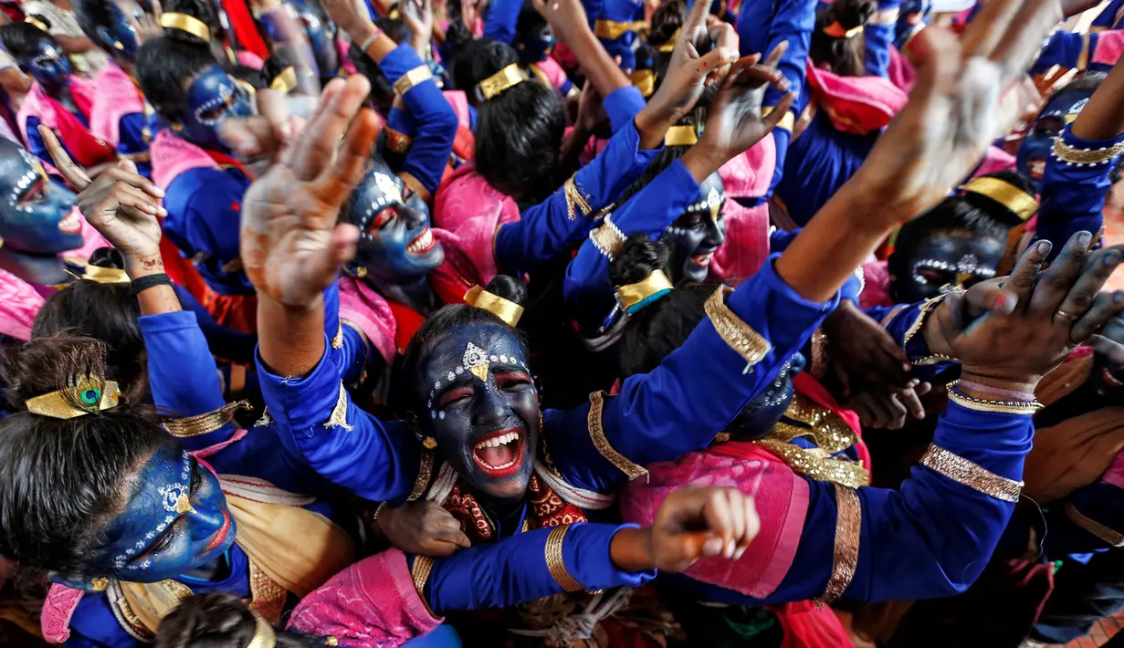 Sejumlah siswa sekolah menari jelang perayaan Festival Janmashtami di Mumbai, India (23/08). Perayaan tersebut menandai ulang tahun kelahiran Dewa Krishna. (REUTERS/Danish)