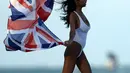 Model seksi Jayde Pierce saat membentangkan bendera Inggris saat sesi pemotretan di pantai Miami, Florida. Jayde Pierce seorang model cantik asal Inggris yang juga dikenal sebagai beauty blogger dan bintang Youtube. (Dailymail)