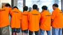 Sejumlah tersangka dihadirkan saat pengungkapan kasus pencurian kendaraan bermotor (curanmor) dengan mengajak kencan pasangan sesama pria, atau kencan gay, di Mapolda Metro Jaya, Jakarta, Minggu (28/6). (Liputan6.com/Yoppy Renato)