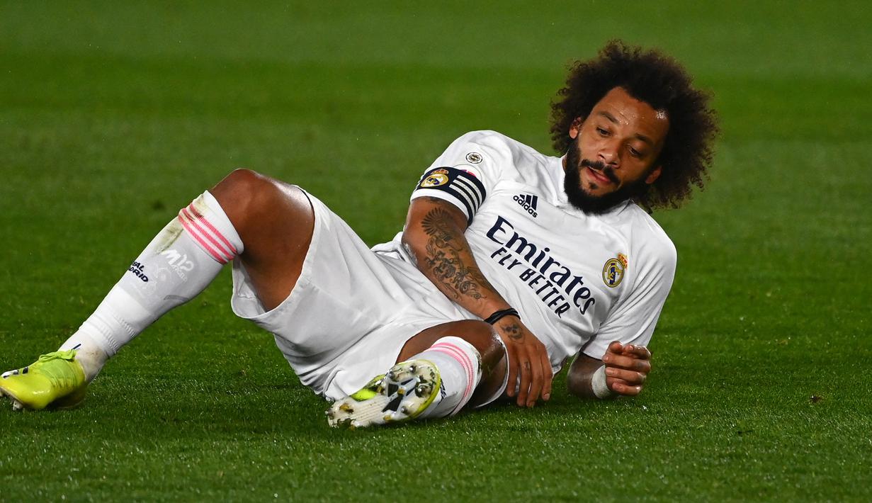 Marcelo. Bek kiri Brasil berusia 33 tahun ini didatangkan Real Madrid dari Fluminense pada tengah musim 2006/2007. Ia menjabat kapten utama Bianconeri sejak awal musim 2021/2022 ini usai kepergian Sergio Ramos. Musim ini ia baru bermain dalam 7 laga di semua ajang. (AFP/Gabriel Bouys)
