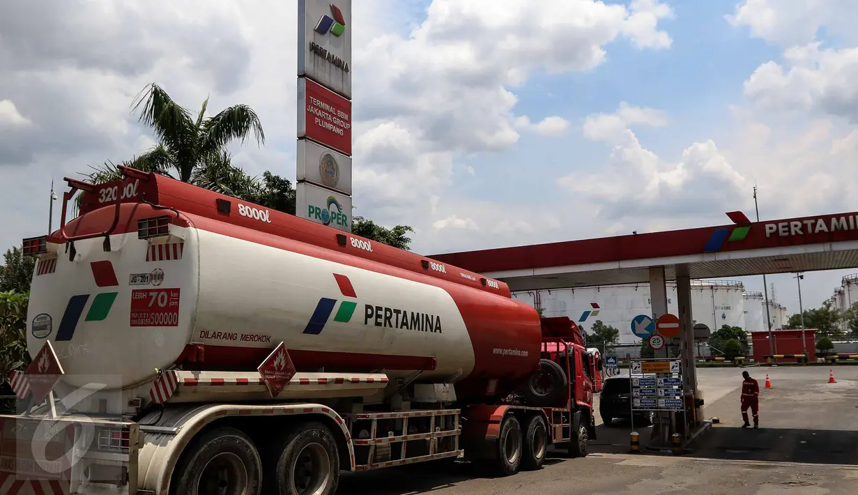 Mobil pengisi bahan bakar minyak (BBM) memasuki Depo Pertamina Plumpang, Jakarta Utara, Selasa (1/11). Meski ada aksi mogok kerja Awak Mobil Tangki (AMT), di lokasi masih ada mobil-mobil tangki milik Pertamina yang beroperasi. (Liputan6.com/Faizal Fanani)