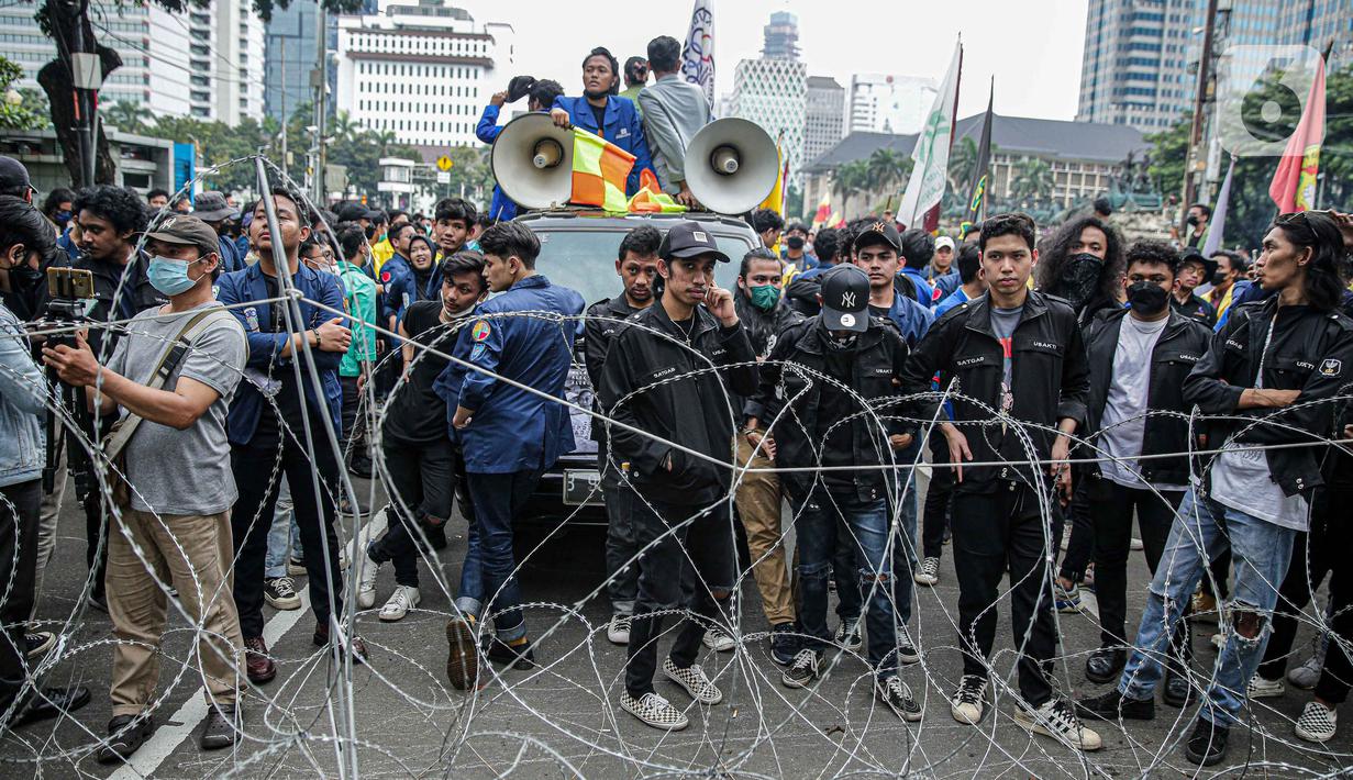 <p>Sejumlah mahasiswa yang tergabung dalam Aliansi Mahasiswa Indonsia (AMI) menggelar aksi demonstrasi di kawasan Patung Kuda, Jakarta Kamis (21/4/2022). Dalam aksinya mereka menuntut tindak tegas para penjahat konstitusi. (Liputan6.com/Faizal Fanani)</p>