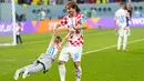 Kapten Kroasia Luka Modric mengayunkan putrinya Sofia untuk merayakan kemenangan timnya melawan Maroko pada pertandingan playoff perebutan peringkat ketiga Piala Dunia 2022 di Khalifa International Stadium di Doha, Qatar, Sabtu (17/12/2022). Kroasia menang 2-1 atas Maroko. (AP Photo/Hassan Ammar)