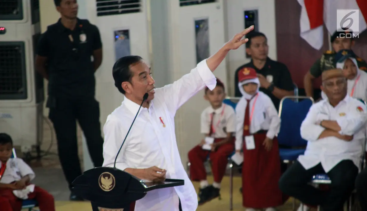 Presiden Joko Widodo atau Jokowi memberikan sambutan pada acara penyerahan Kartu Indonesia Pintar (KIP) bagi 4.000 siswa-siswi SD, SMP, SMA se Provinsi Gorontalo di GOR David-Tonny, Gorontalo Jumat (1/3). (Liputan6.com/Arfandi Ibrahim)
