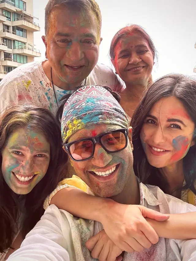 8 Potret Keseruan Artis India Rayakan Holi, Bareng Pasangan hingga Keluarga