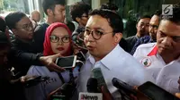 Sekjen Partai Gerindra Fadli Zon memberi keterangan kepada awak media usai mendatangi Bareskrim Mabes Polri, Jakarta, Jumat (2/3). Salah satu akun yang dilaporkan oleh Fadli Zon adalah akun twitter milik Ananda Sukarlan. (Liputan6.com/Johan Tallo)