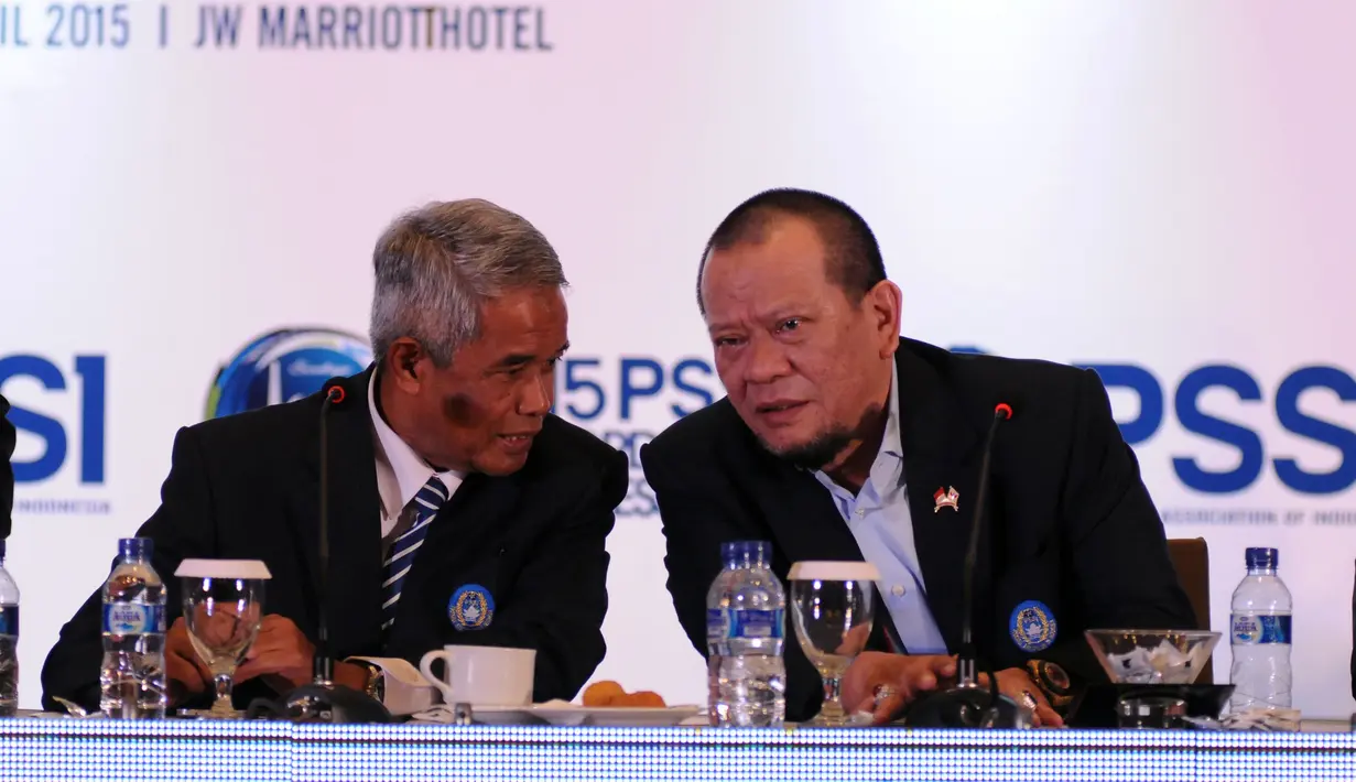 Ketua Umum PSSI 2011-2015, Djohar Arifin Husin (kiri) berbincang dengan La Nyalla Mattalitti saat Kongres Luar Biasa PSSI 2015 di Surabaya, (18/4/2015). Kongres menetapkan La Nyalla sebagai Ketua Umum PSSI 2015-2019. (Liputan6.com/Helmi Fithriansyah)