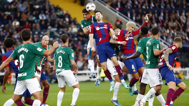 Foto: Foto: Momen Kebangkitan Robert Lewandowski, Borong 2 Gol dan Bawa Barcelona Comeback Atas Alavas