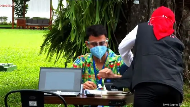 8 Momen Presiden Jokowi dan Raffi Ahmad Suntik Vaksin COVID-19 Sinovac Dosis Kedua