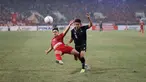 Pemain Timnas Indonesia Witan Sulaeman (kanan) berebut bola dengan pemain Timnas Vietnam Nguyen Van Quyet pada pertandingan leg kedua babak semifinal Piala AFF 2022 di My Dinh Stadium, Vietnam, Senin (9/1/2023). Indonesia kalah 0-2 dari Vietnam. (Dok. PSSI)