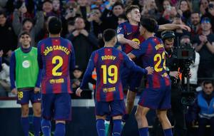 Pemain Barcelona merayakan gol yang dicetak Marc Bernal (paling kanan) ke gawang Mallorca dalam lanjutan La Liga Spanyol di Camp Nou, Sabtu (7/2/2026). (AP Photo/Joan Monfort)