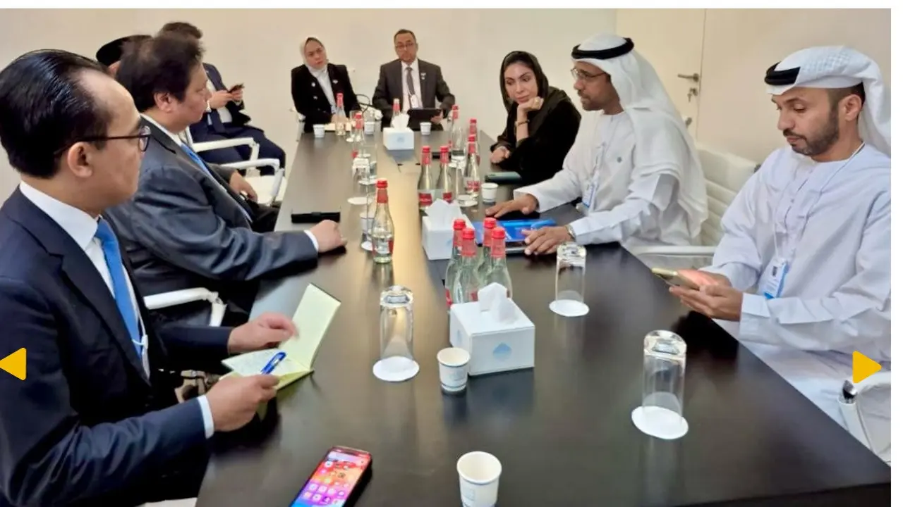 Menteri Koordinator Bidang Perekonomian, Airlangga Hartarto, bertemu dengan Chief People and Corporate Affairs Officer Etihad Airways, Nadia Bastaki