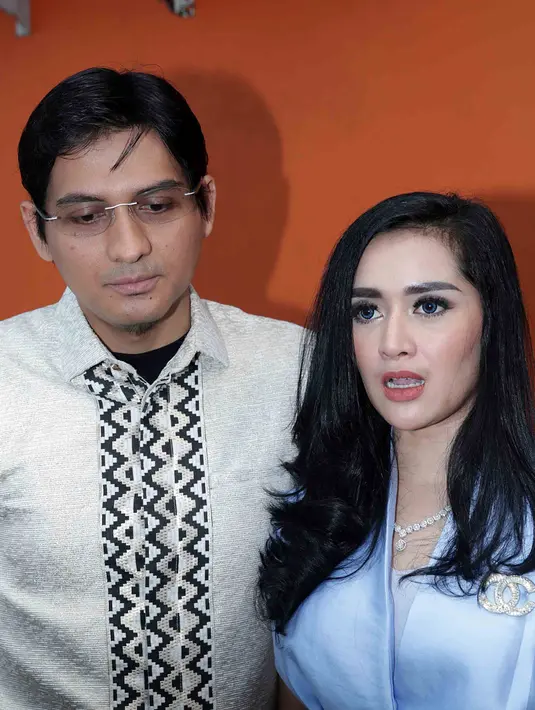 "Karena memang acaranya hanya akad dan sudah selesai dihadiri keluarga inti. Insha Allah, ketika mama sembuh dan bisa syukuran, kita merayakan sama-sama," ucap Lucky Hakim. (Deki Prayoga/Bintang.com)