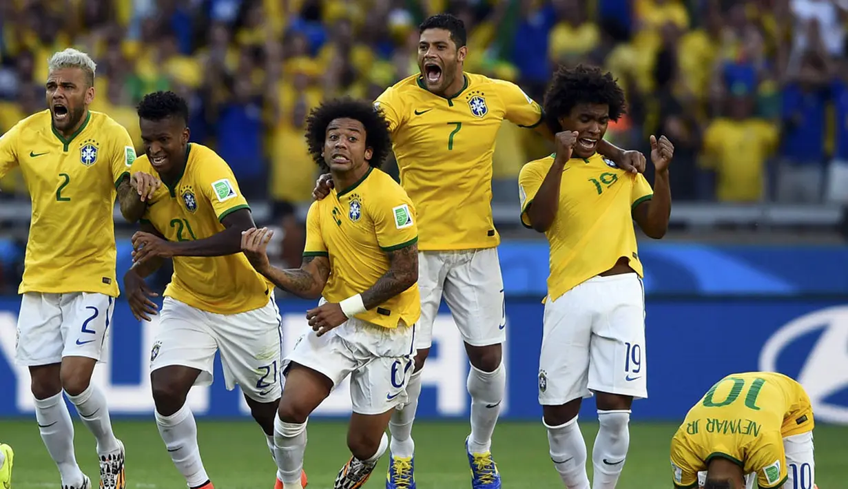 Pemain Timnas Brasil merayakan kemenangan atas Chile lewat adu penalti 1-1 (3-2) di Stadion Mineirao, Belo Horizonte, (28/6/2014). (REUTERS/Dylan Martinez)