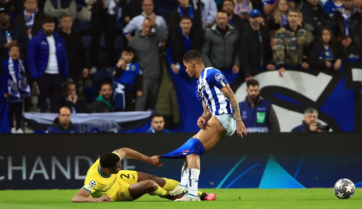 Pemain Inter Milan Denzel Dumfries menurunkan celana pemain FC Porto Galeno (kanan) pada pertandingan leg kedua babak 16 besar Liga Champions di Stadion Dragao, Porto, Portugal, 14 Maret 2023. Laga berakhir imbang tanpa gol sehingga Inter Milan melaju dengan hasil agregat 1-0. (AP Photo/Luis Vieira)
