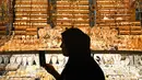 Seorang wanita berjalan melewati toko emas di Spice Bazaar yang bersejarah di distrik Eminonu di Istanbul, Turki (13/7/2019). Spice Bazaar terletak di perempatan Eminönü, distrik Fatih, tempat tersebut merupakan kompleks perbelanjaan paling terkenal setelah Grand Bazaar. (AFP Photo/Ozam Kose)