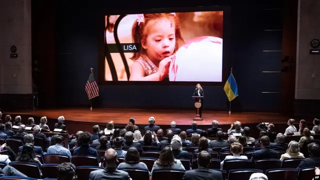 Ibu negara Ukraina Olena Zelenska memperlihatkan korban-korban perang di negaranya pada layar, saat berpidato di depan Kongres AS di Gedung Capitol, Washington, DC hari Rabu (20/7). (AP)