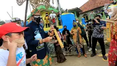 Menteri Pariwisata dan Ekonomi Kreatif / Kepala Badan Pariwisata dan Ekonomi Kreatif (Parekraf) Sandiaga Salahuddin Uno memukul kentungan pada kunjungannya ke Desa Wisata Cikolelet, Kecamatan Cinangka, Kabupaten Serang, Banten, Sabtu (02/10/2021). (Liputan6.com/HO/Parekraf)