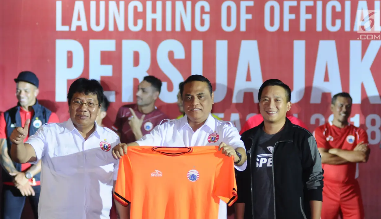 Wakapolri selaku Dewan Pembina Persija Komjen Pol Syafruddin (tengah) menerima kaus tim kandang Persija saat peluncuran di Jakarta, Jumat (2/2). Persija memperkenalkan tiga model kaus yang akan digunakan pada musim 2018. (Liputan6.com/Helmi Fithriansyah)