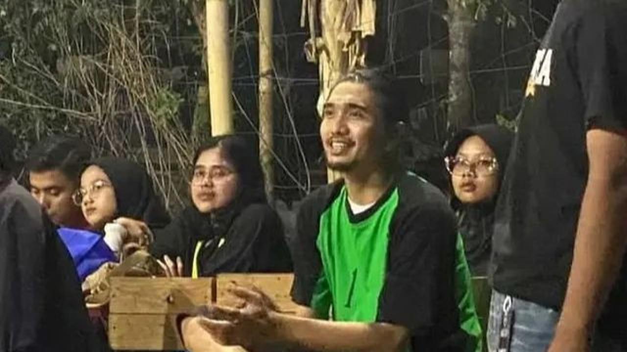 Memikat Hati Warganet Lewat Aksinya di Kampung
