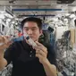 Astronot Takuya Onishi yang menguji eksperimen milik Inggrid itu menambahkan gerakan memutar-mutar wadah air.