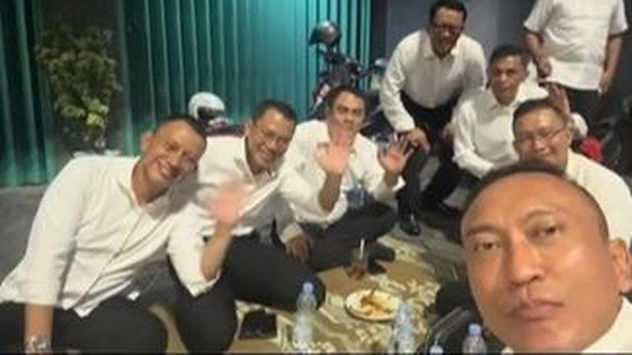 Terlihat beberapa sosok perwira polisi ikut dalam momen reuni dadakan itu.