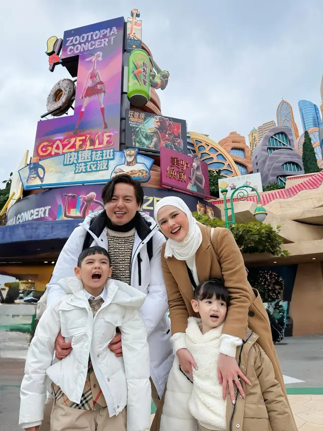 6 Potret Cut Meyriska dan Roger Danuarta Liburan ke Zootopia Land Shanghai