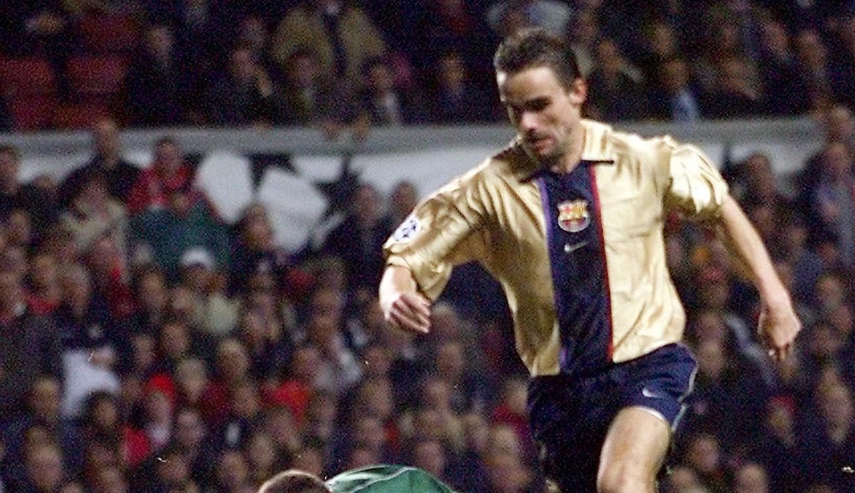5. Marc Overmars - Mantan pemain Barcelona ini pernah memutuskan gantung sepatu karena rentetan cedera panjang pada musim 2003/2004. Namun setelah empat tahun berselang, ia kembali kedunia sepak bola dan memperkuat klub Go Ahead Eagles. (AFP/Gerry Penny)