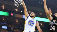 Aksi Stephen Curry saat memasukan bola saat bertanding melawan San Antonio Spurs pada pertandingan gim pertama final Wilayah Barat playoffs NBA 2017 di Oakland, California (14/5). (Thearon W. Henderson / Getty Images / AFP)