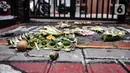 Sesajen terlihat di depan salah satu rumah warga saat perayaan Hari Raya Nyepi di Kampung Bali, Harapan Jaya, Bekasi, Jawa Barat, Minggu (14/3/2021). Puryanto selaku pecalang mengungkapkan, 40 persen warga di kampung ini adalah umat Hindu. (merdeka.com/Iqbal S. Nugroho)