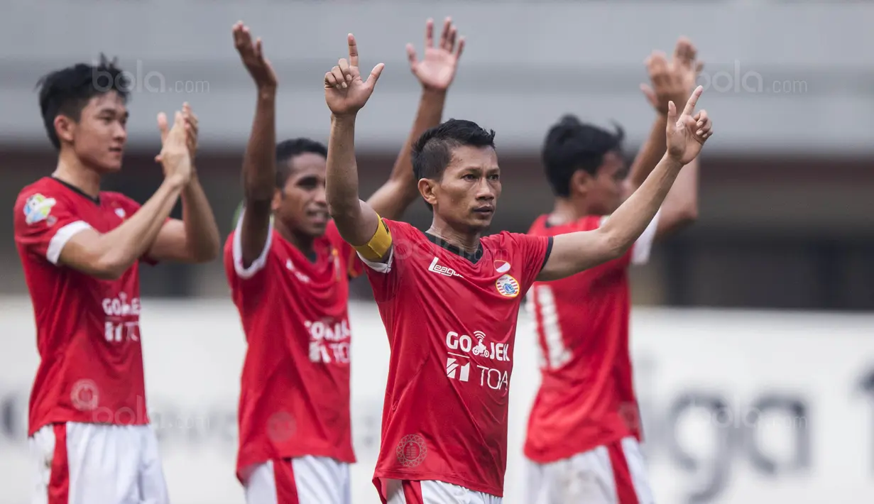 Kapten Persija, Ismed Sofyan, bersama rekan-rekannya merayakan kemenangan atas Borneo FC pada laga Liga 1 di Stadion Patriot Bekasi, Jawa Barat, Minggu (16/7/2017). Persija menang 1-0 atas Borneo FC. (Bola.com/Vitalis Yogi Trisna)