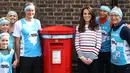 Kate Middleton berpose dengan peserta dari Heads Together Charity, jelang lomba London Marathon 2017 di istana Kensington, London, Rabu (19/4). (AFP PHOTO / POOL / Chris Jackson)