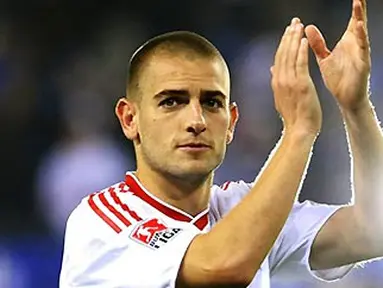 Pencetak gol kemenangan Hamburg SV, Mladen Petric memberi sambutan seusai partai Bundesliga antara Hamburg SV vs Bayern Muenchen di Hamburg pada 26 September 2009. AFP PHOTO/DAVID HECKER