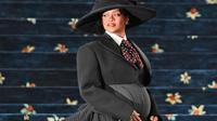 Penampilan Rihanna sesuai dengan tema Met Gala 2025, "Superfine: Tailoring Black Style." (Andrea RENAULT/AFP)