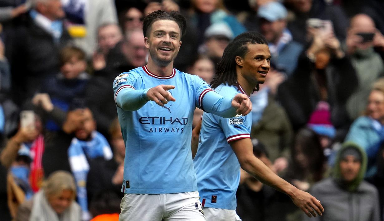 Pemain Manchester City, Jack Grealish melakukan selebrasi setelah mencetak gol keempat timnya ke gawang Liverpool pada laga pekan ke-29 Liga Inggris 2022/2023 yang berlangsung di Etihad Stadium, Manchester, Minggu (01/04/2023) WIB. The Cityzens menang dengan skor 4-1. (AP Photo/Jon Super)