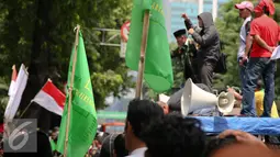Massa Komunitas Muslim Pembela Kabah (Kompak) saat berunjuk rasa di Kementerian Hukum dan HAM, Jakarta, Senin (28/12). Dalam aksinya mereka mendesak pemerintah menyelesaikan konflik Partai Persatuan Pembangunan (PPP). (Liputan6.com/Faizal Fanani)