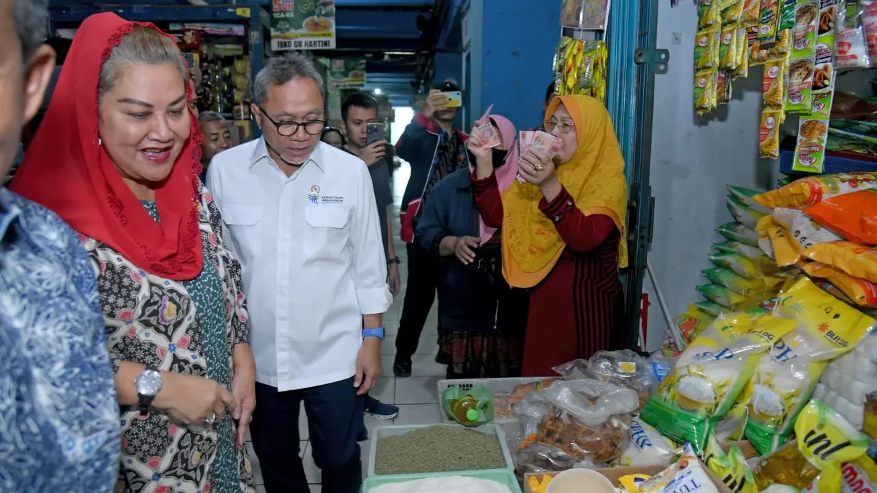 Wali Kota Semarang Bersama Mendag Tinjau Pasar Rakyat, Jelaskan Penyebab Kenaikan Harga Pangan