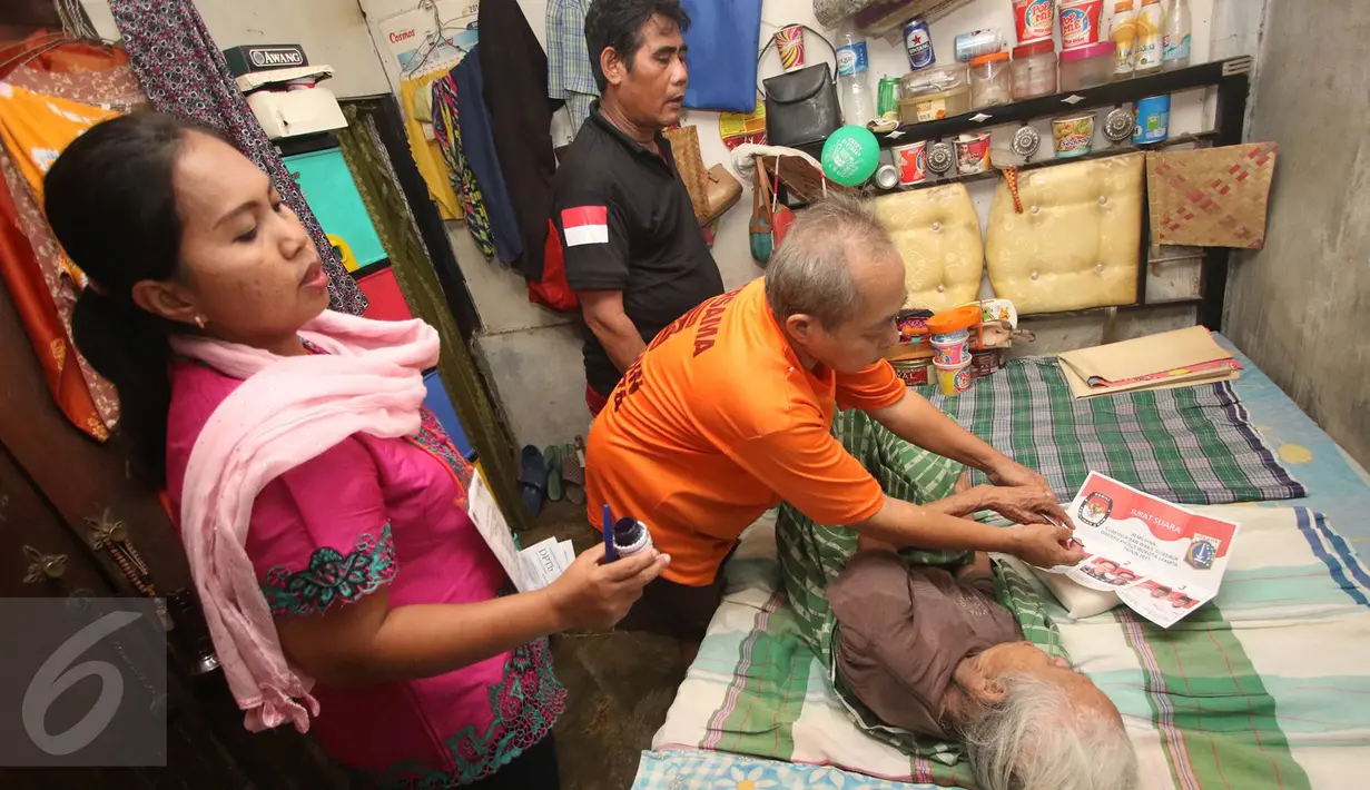 Seorang warga lanjut usia (lansia) melakukan pencoblosan di rumahnya didampingi Panitia Pemungutan Suara (PPS) setempat dalam Pilkada DKI 2017 di wilayah TPS 023 Petamburan, Tanah Abang, Jakarta, Rabu (15/2). (Liputan6.com/Immanuel Antonius)