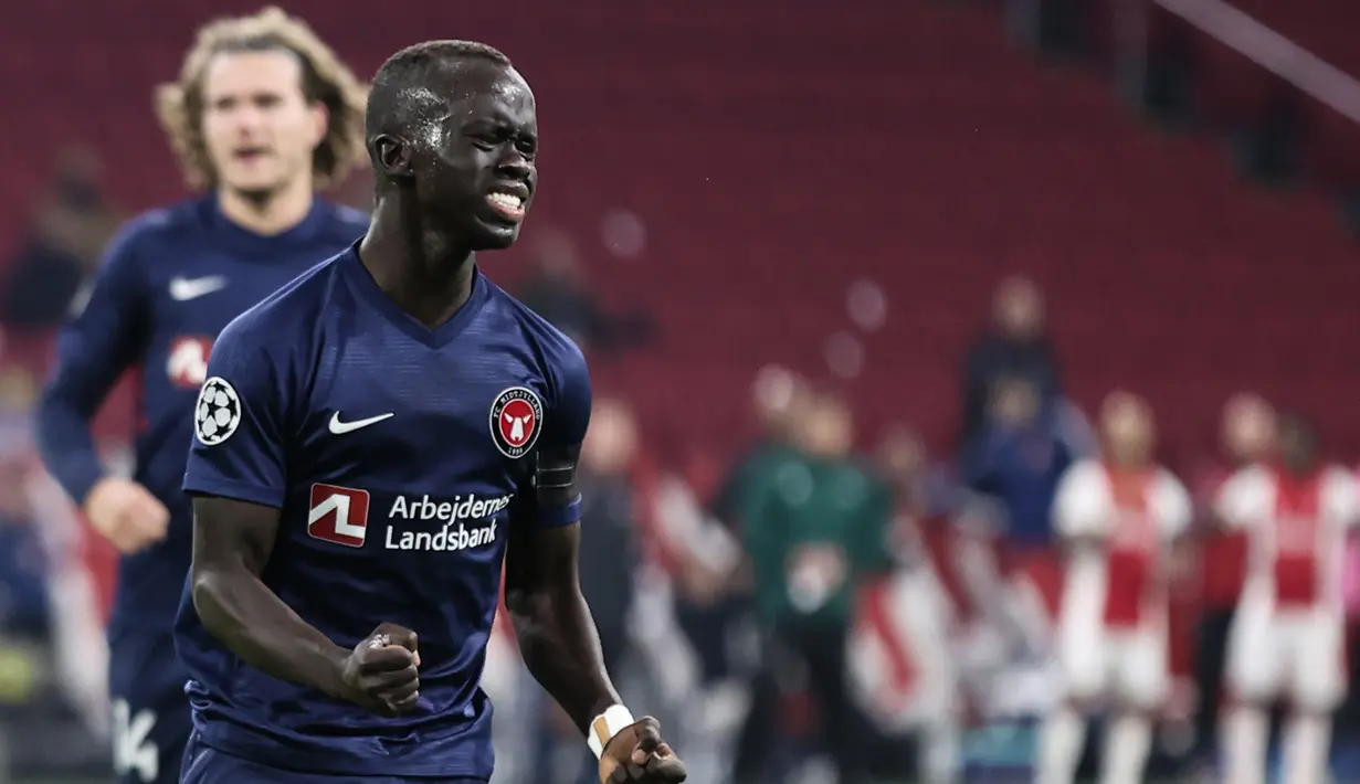 Gelandang FC Midtjylland, Awer Mabil merayakan gol yang dibuatnya melalui eksekusi penalti dalam laga lanjutan Liga Champions 2020/21 Grup D melawan Ajax di Johan Cruijff Stadium, Amsterdam, Kamis (26/11/2020). FC Midtjylland kalah 1-3 dari Ajax. (AFP/Kenzo Tribouillard)