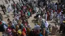 Masyarakat etnis Sheedi meramaikan Festival Sheedi Mela di Kuil Sufi Hasan-al-Maroof Sultan, Pakistan,  (4/3). Shaadi Mela diselenggarakan setiap musim panas, selama empat hari, dengan waktu yang ditentukan para pemimpin masyarakat. (AP Photo/Fareed Khan)